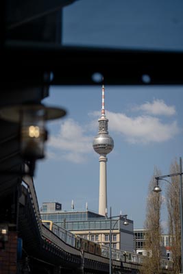 Berliner Fernsehturm mit städtischem Vordergrund