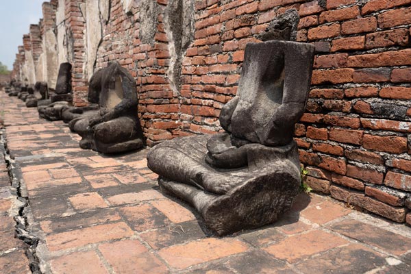 Alte Buddha-Statuen in Wat Mahathat