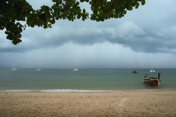Stürmischer Himmel über Loh Pared Beach mit Booten