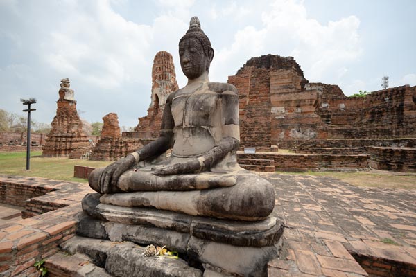 Antike Buddha-Statue in Wat Mahathat, Ayutthaya