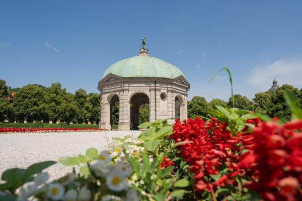 Dianatempel im Münchner Hofgarten mit bunten Blumen