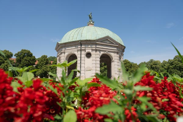 Dianatempel im Münchner Hofgarten mit lebhaften Blumen