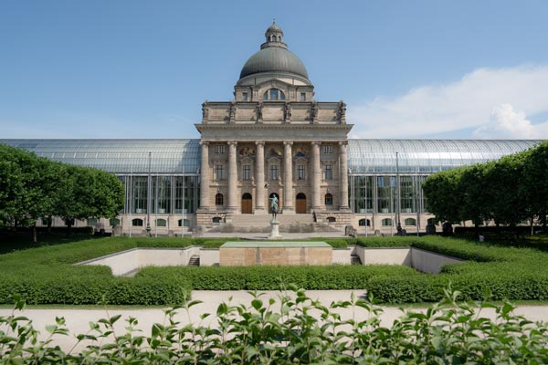 Bayerische Staatskanzlei mit Reiterstatue