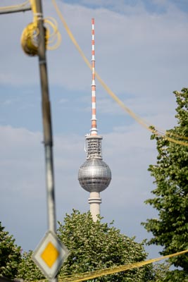 Berliner Fernsehturm vor klarem Himmel