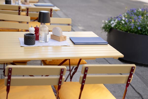 Außencafé-Tisch mit Gewürzen und Lampe