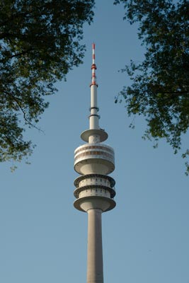 Olympiaturm in München vor blauem Himmel