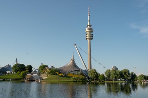 Olympiapark mit ikonischem Turm und Seeblick