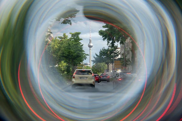 Berliner Fernsehturm durch Wirbeleffekt gesehen
