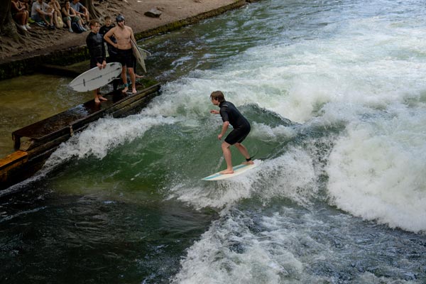 Surfer auf der Eisbachwelle in München