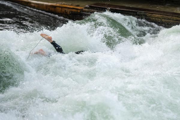 Surfer caught in Eisbachwelle rapids