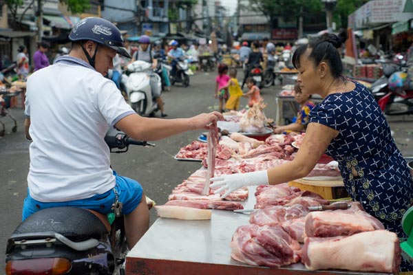Fleischverkäufer auf dem Straßenmarkt in Hanoi