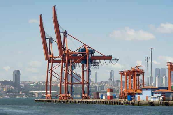 Cranes at Haydarpaşa Limanı with city skyline