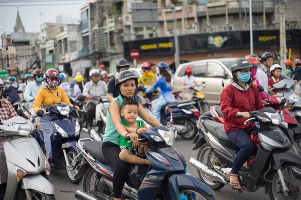 Belebte Straße in Hanoi mit Motorradverkehr