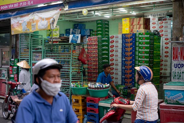 Straßengetränkeladen mit gestapelten Getränken in Hanoi