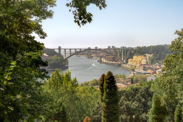 Blick auf die Ponte da Arrábida in Porto