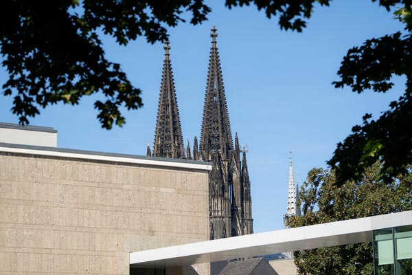 Filigrane Domtürme über moderner Architektur in Köln