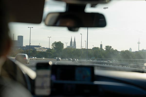 Kölner Dom über dem Verkehr auf der Zoobrücke