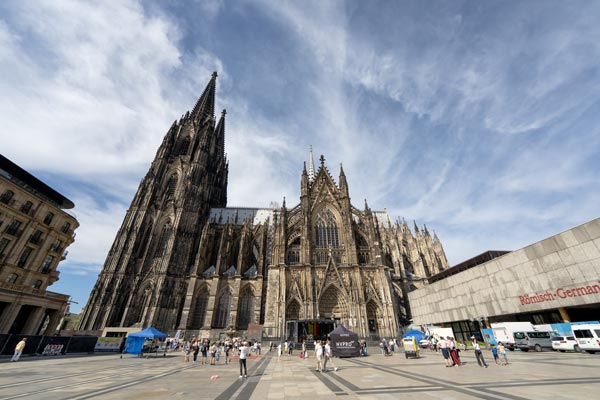 Gotische Domfassade am belebten Kölner Domplatz