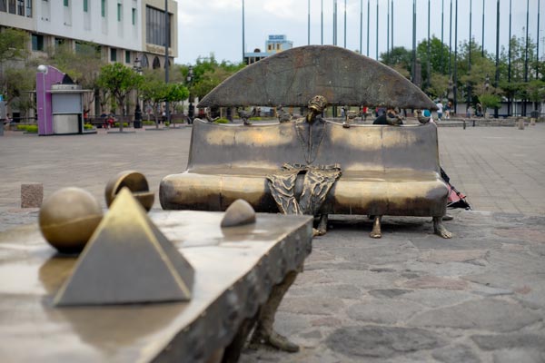 Magierfigur aus Bronze auf einer Bank in Guadalajara