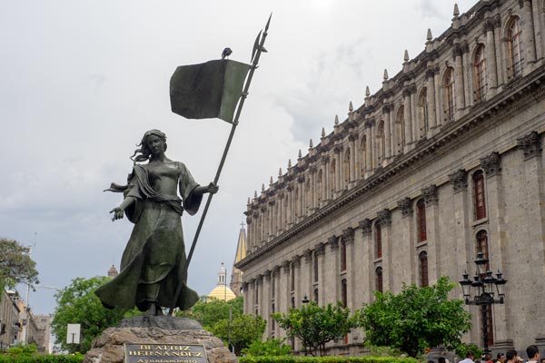 Bronzestatue von Beatriz Hernández in Guadalajara
