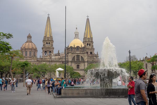 Springbrunnen auf einem belebten Platz in Guadalajara