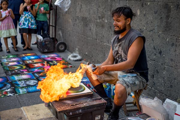 Sprühkünstler mit Flammen bei Straßenkunst in Guadalajara