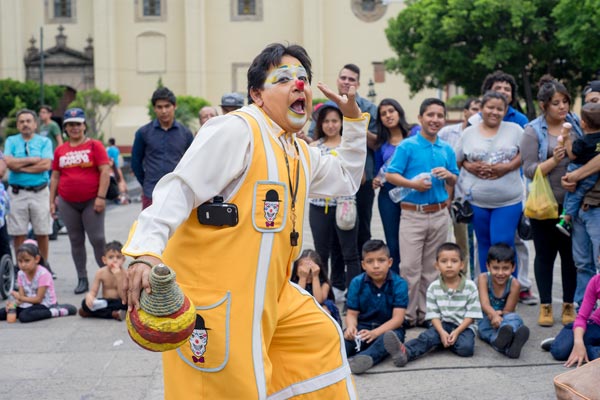 Clown begeistert Publikum auf einem Platz in Guadalajara