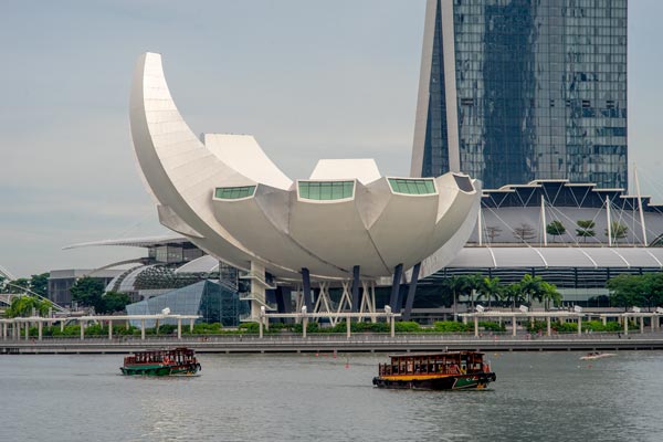 Futuristische Museumsarchitektur am Wasser in Singapur