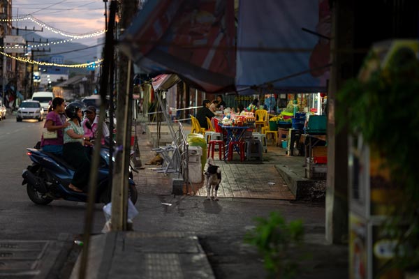 Bunter Süßigkeitenstand am Straßenrand in Ranong