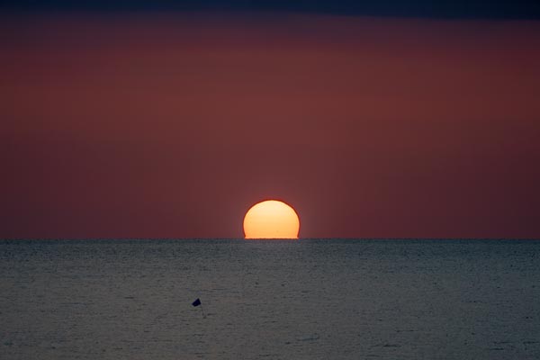 Sonnenaufgang über ruhiger See bei Khao Lak