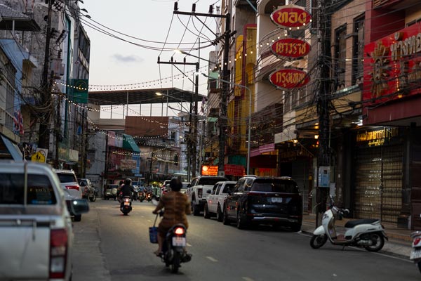 Motorroller im dichten Straßenverkehr von Ranong
