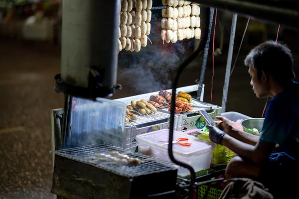 Gegrillte Fleischspieße an einem Straßenstand in Ranong