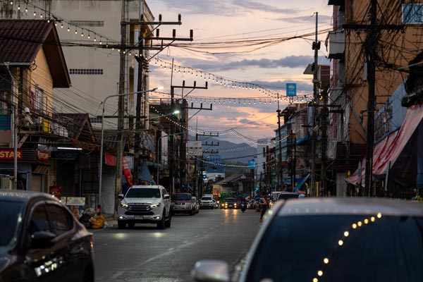 Grünes Tuk-Tuk im Abendverkehr von Ranong