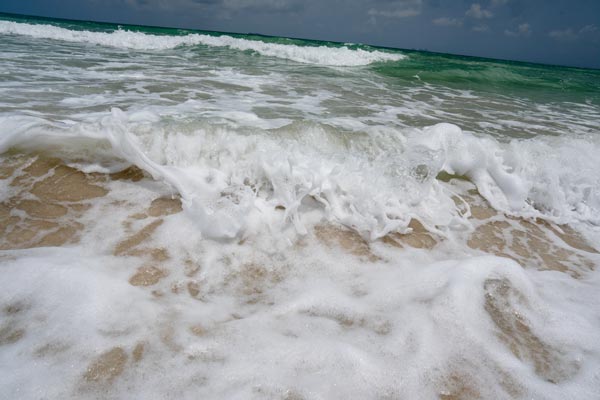 Gischt und Schaum einer brechenden Meereswelle