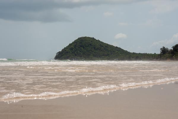 Brandung am Strand von Thung Wua Laen