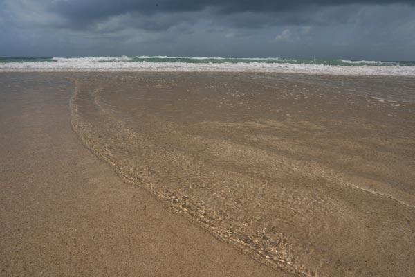 Ruhige Wellen am Thung Wua Laen Strand