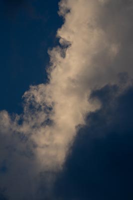 Leuchtende Wolken vor dunkelblauem Abendhimmel