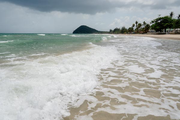Brandung am tropischen Sandstrand von Chumphon