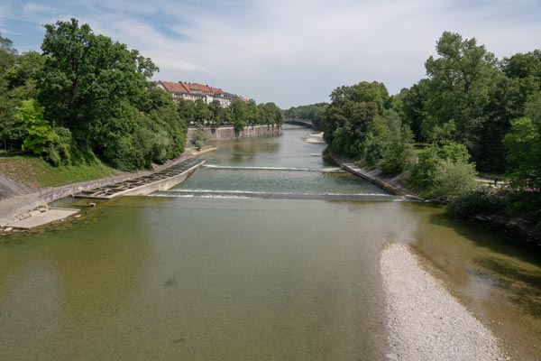 Isar mit Wehr im Münchner Stadtgebiet