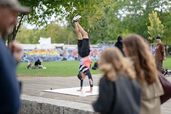 Handstandkünstler vor Publikum im Mauerpark in Berlin