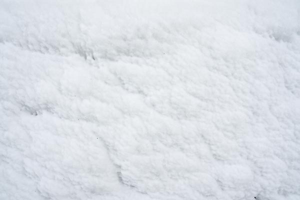 Schneedecke mit flachen Vertiefungen in Sassnitz auf Rügen