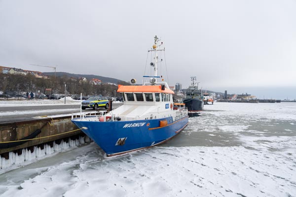 Polizeiboot WARNOW im vereisten Sassnitzer Hafen
