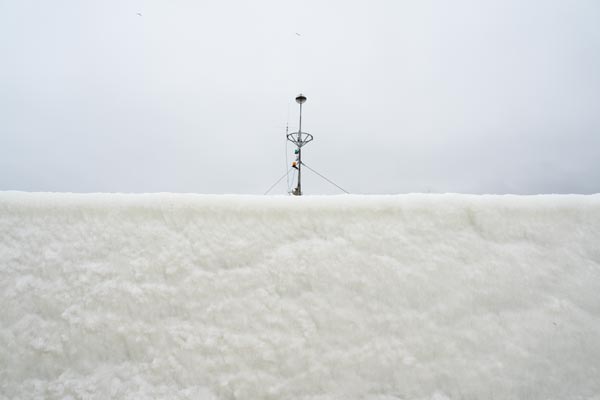 Schneebedeckter Signalmast in Sassnitz auf Rügen