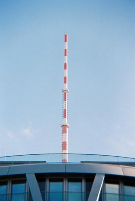 Berliner Fernsehturm, Berlin über modernem Gebäude