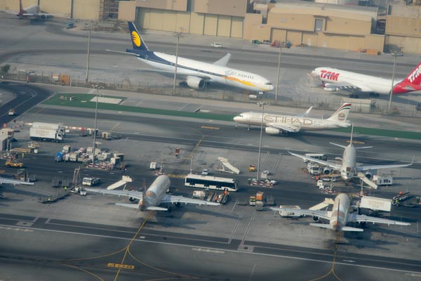 Etihad-Flugzeuge auf dem Vorfeld des Abu Dhabi AE Airport