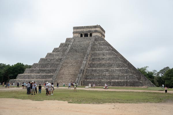 El Castillo pyramid with tourists at Chichén-Itzá