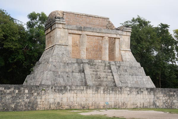 Ancient Maya stone temple at Chichén-Itzá