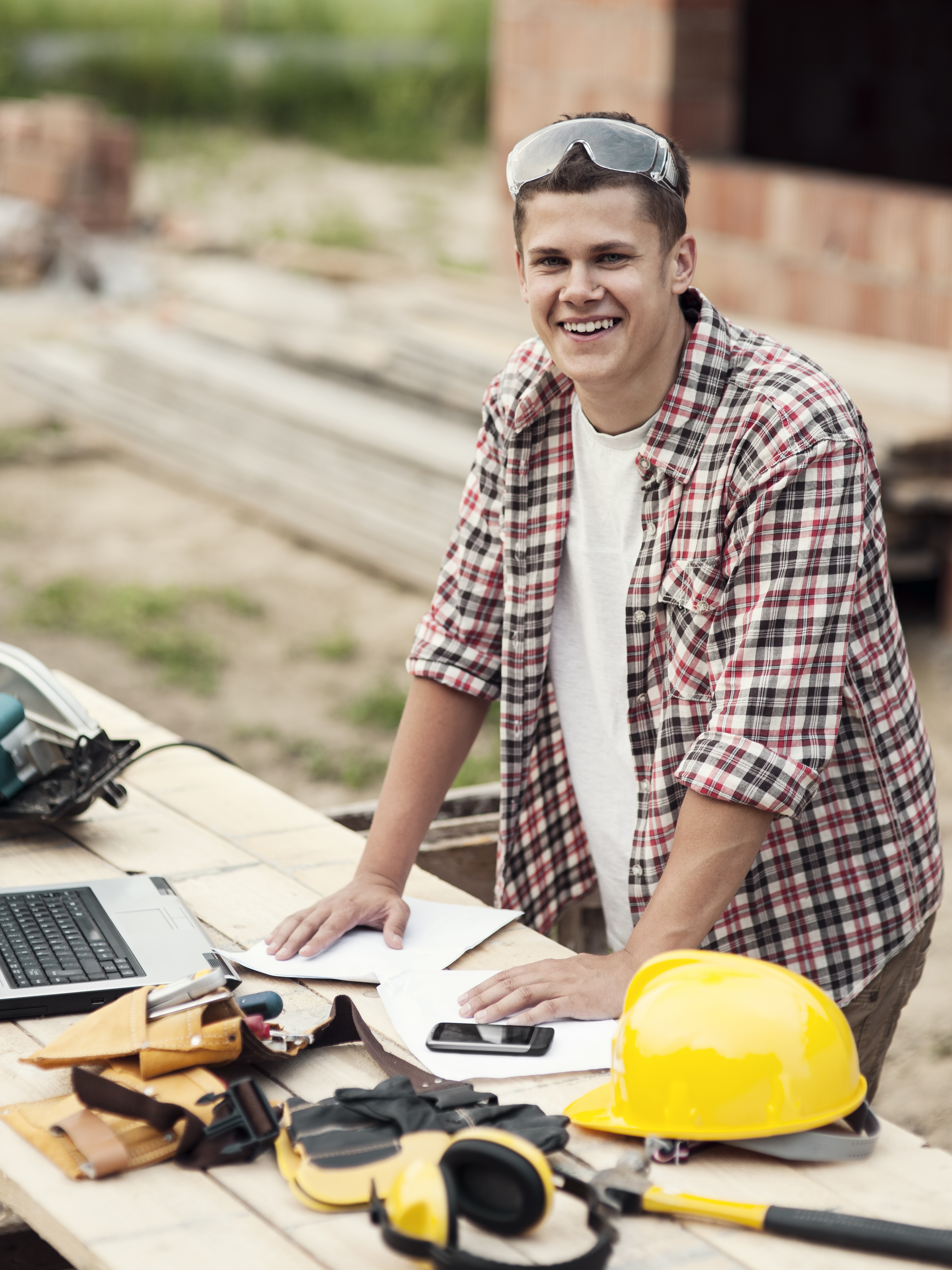 Salaire apprenti BTP 2026 : calcul, grille et primes
