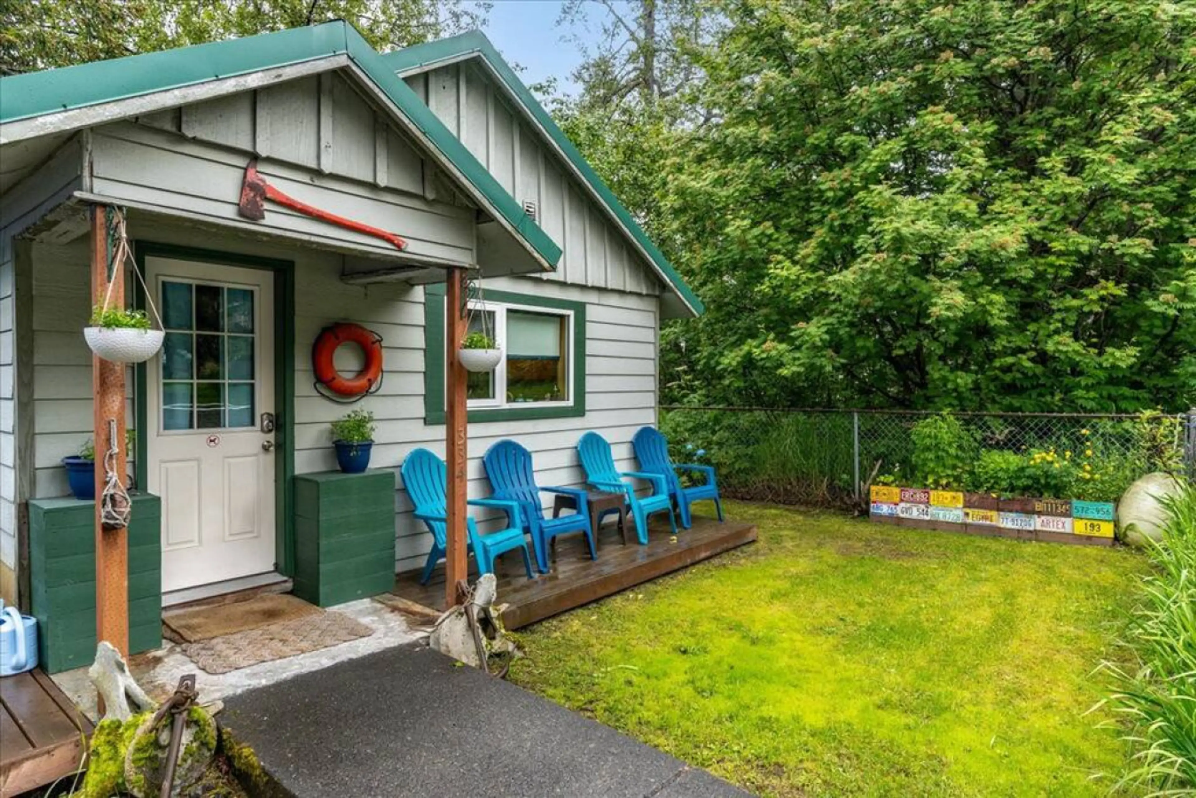 Salty Sam's Cozy Downtown Home