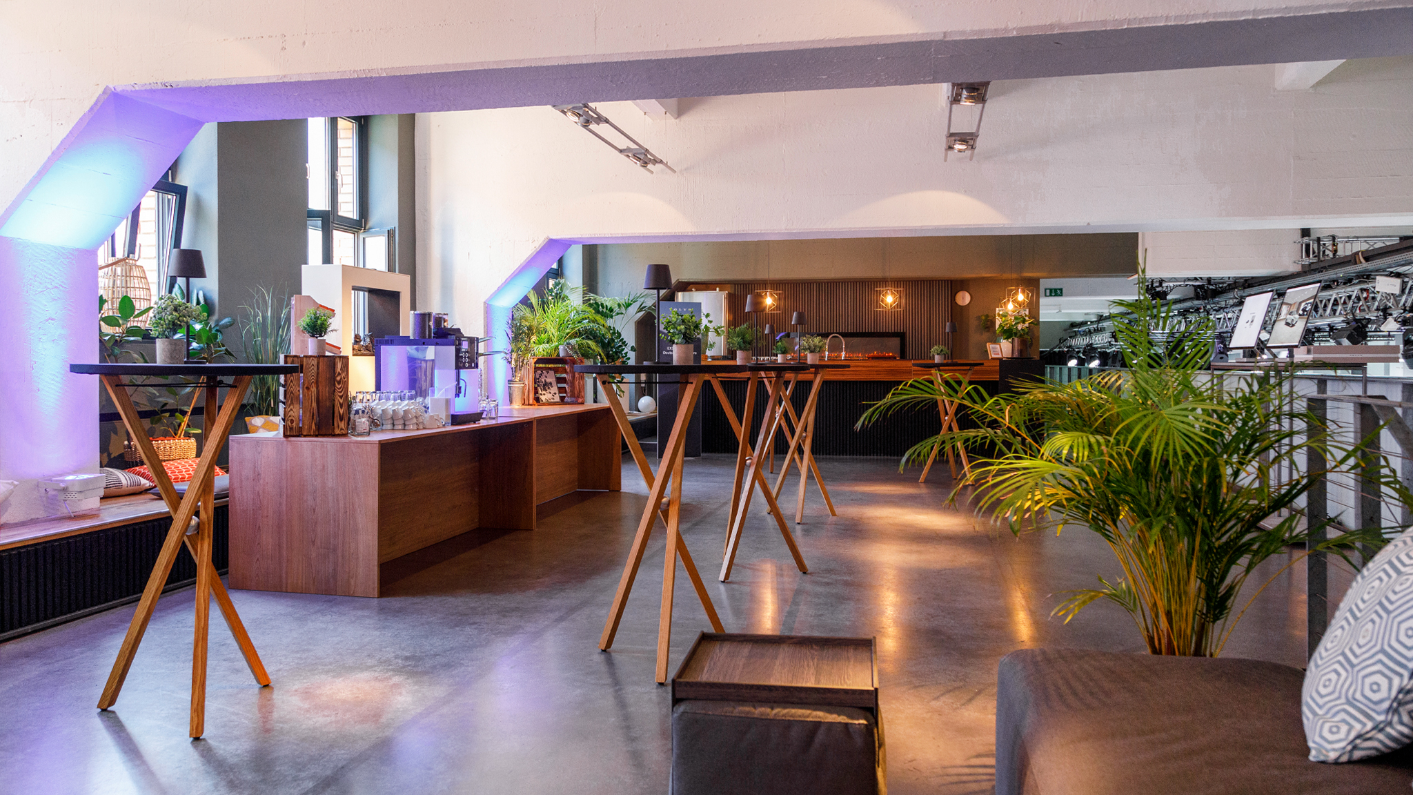 Event Lounge im Industrie-Style mieten, Empore, Event-Halle, INVORA Köln Headquarters